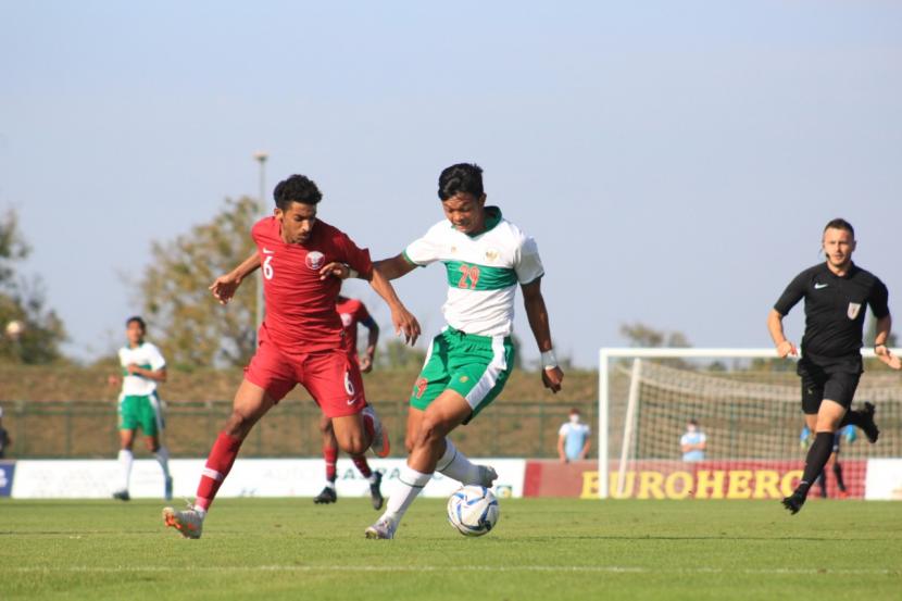 Pemain timnas Indonesia U-19 Saddam Emiruddin Gaffar membawa bola saat menghadapi timnas Qatar U-19.
