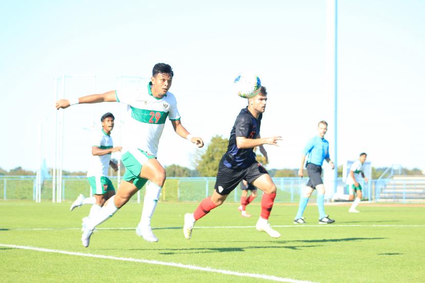 Pemain timnas Indonesia U-19 Saddam Emiruddin Gaffar mengejar bola saat menghadapi timnas Kroasia U-19.
