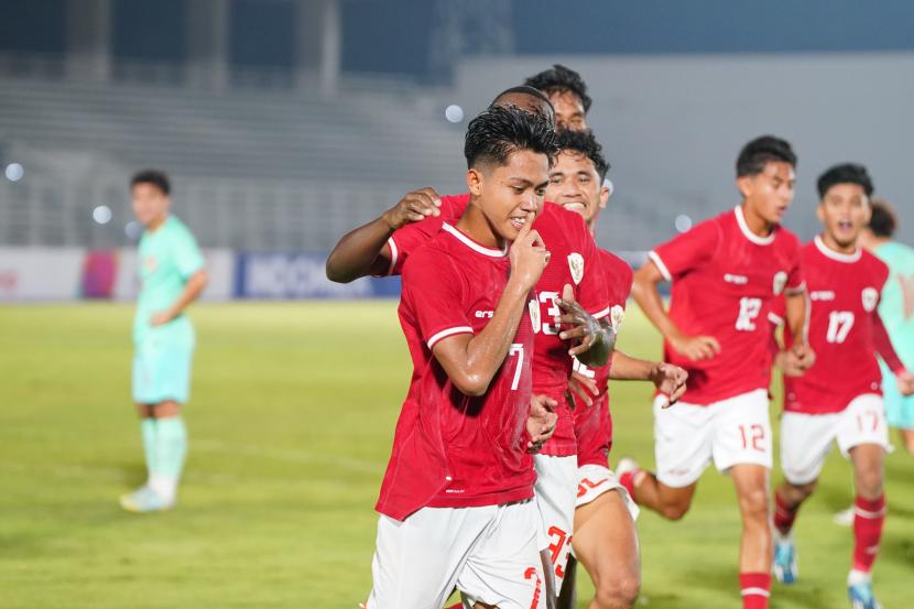 Pemain timnas Indonesia U-20 Figo Dennis (kiri) merayakan golnya ke gawang timna schina U-20.
