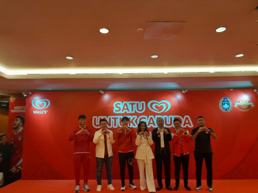 Pemain Timnas Indonesia U-20, Hokky Caraka (kiri) dan pelatih Timnas Indonesia U-20, Shin Tae Yong (tiga kiri) berfoto dalam jumpa pers Sponsor Piala Dunia U-20 2023 di Hotel Sultan, Jakarta, Senin (20/3/2023).
