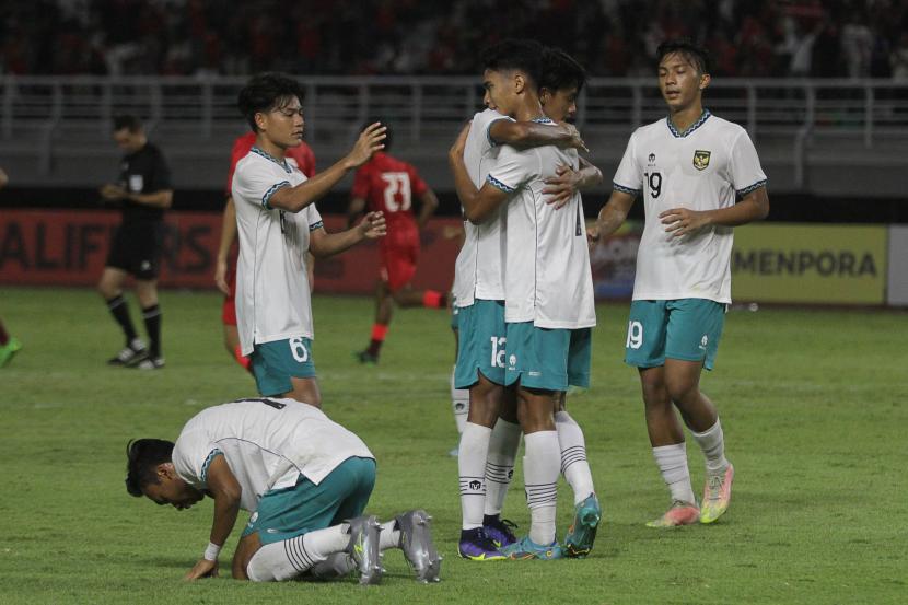 Para pemain timnas Indonesia U-20 melakukan selebrasi usai memastikan diri lolos ke putaran final Piala Asia U-20 2023, Ahad (18/9/2022) malam WIB. Di laga terakhir kualifikasi Grup F, Indonesia mengalahkan Vietnam 3-2.
