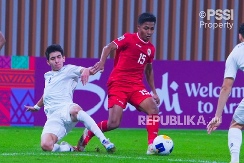 Pemain timnas Indonesia U-20 Marselinus Ama Ola membawa bola diganjal pemain Uzbekistan U-20.