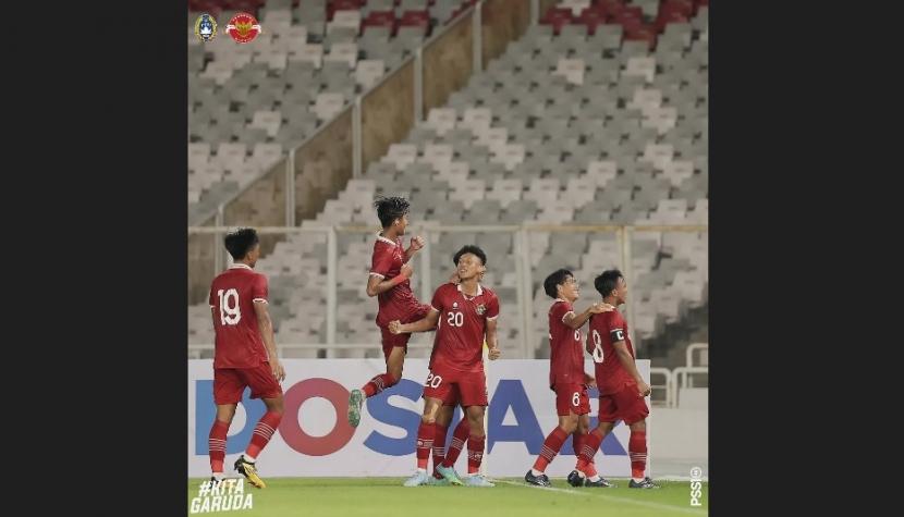 Pemain Timnas Indonesia U-20 melakukan selebrasi usai menjebol gawang Timnas Fiji U-20 dalam laga mini turnamen internasional di Stadion Utama Gelora Bung Karno, Jakarta, Jumat (17/2/2023).