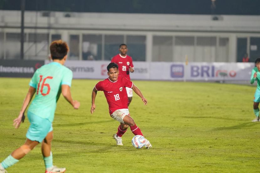 Pemain timnas Indonesia U-20 Tony Firmansyah membawa bola saat menghadapi China U-20 dalam laga persahabatan.