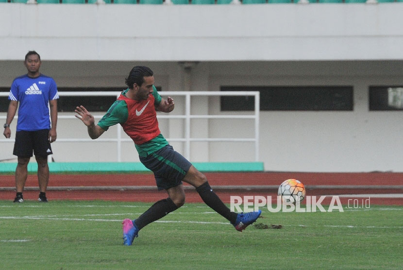 Pemain timnas Indonesia U-22 Ezra Walian saat uji coba lapangan jelang laga kontra Myanmar di Stadion Pakansari, Cibinong, Bogor, Senin (20/3).