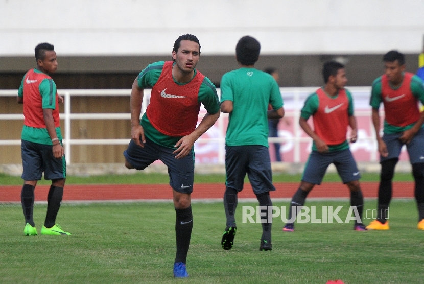 Pemain timnas Indonesia U-22 Ezra Walian saat uji coba lapangan jelang laga kontra Myanmar di Stadion Pakansari, Cibinong, Bogor, Senin (20/3).