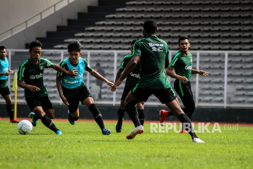 Pemain Timnas Indonesia U-22 mengikuti sesi latihan di Lapangan Madya, Komplek SUGBK, Senayan, Jakarta, Selasa (8/1/2019).