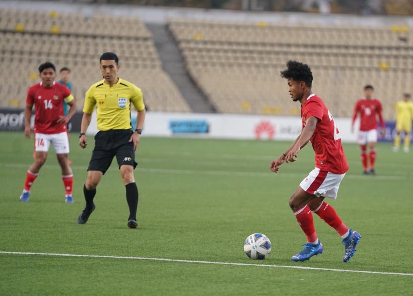 Pemain timnas Indonesia U-23 Amiruddin Bagus Kahfi membawa bola saat berhadapan dengan Australia pada laga Grup G Kualifikasi Piala Asia U-23 2022 melawan Australia, Selasa (26/10).