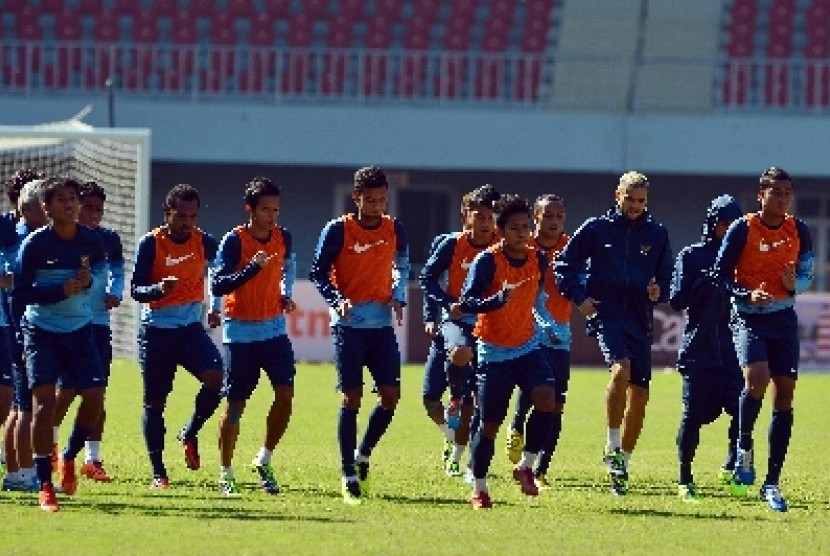 pemain timnas Indonesia U-23 melakukan sesi latihan ringan di Stadion Zeyar Thiri, Nyapyitaw, Myanmar, Rabu (18/12).