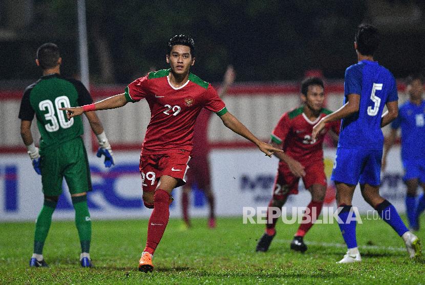 Pemain Timnas Indonesia U-23 Septian David Maulana (kedua kiri) melakukan selebrasi usai mencetak gol ke gawang Timnas Thailand U-23 dalam pertandingan uji coba di Stadion PTIK, Jakarta, Kamis (31/5) malam. Indonesia kalah 1-2 atas Thailand. 