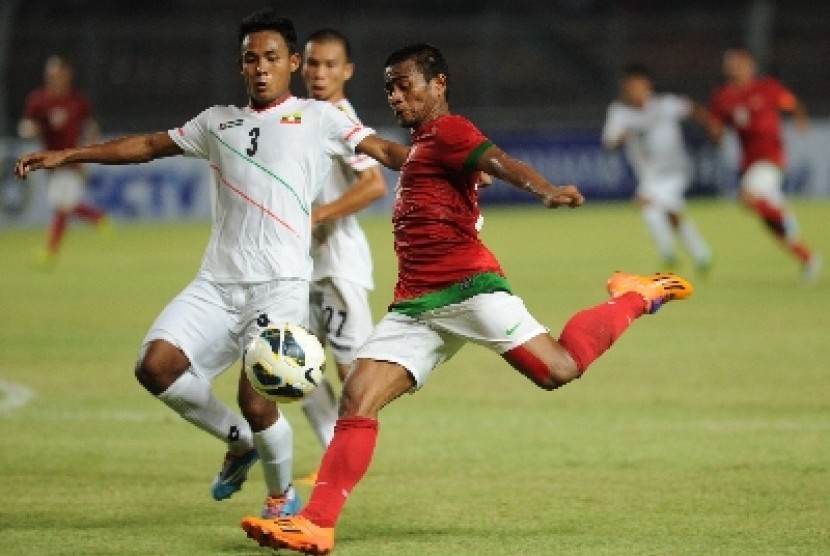 Pemain timnas Indonesia U19, Ilham Udin Armayn (kanan).