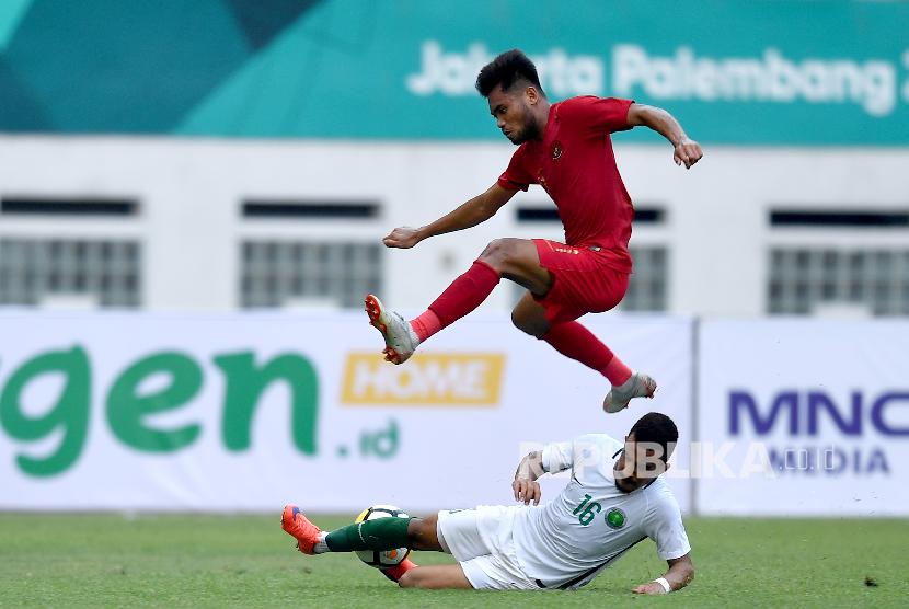 Pemain Timnas Indonesia U19 Saddil Ramdani (atas) melompat untuk menghindari pemain Timnas Arab Saudi U19 Hazim Alzahrani dalam pertandingan persahabatan di Stadion Wibawa Mukti, Cikarang Timur, Kabupaten Bekasi, Jawa Barat.