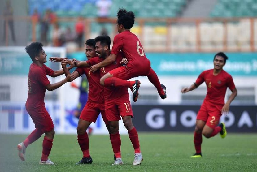 Pemain Timnas Indonesia U19 Saddil Ramdani (tengah) melakukan selebrasi bersama pemain lainnya usai mencetak gol ke gawang Timnas Arab Saudi U19 dalam pertandingan persahabatan di Stadion Wibawa Mukti, Cikarang Timur, Kabupaten Bekasi, Jawa Barat, Rabu (10/10).