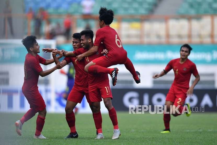 Pemain Timnas Indonesia U19 Saddil Ramdani (tengah) melakukan selebrasi bersama pemain lainnya usai mencetak gol ke gawang Timnas Arab Saudi U19 dalam pertandingan persahabatan di Stadion Wibawa Mukti, Cikarang Timur, Kabupaten Bekasi, Jawa Barat, Rabu (10/10). 