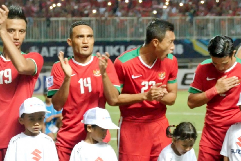 Dua pemain Barito Putera, Rizki Pora dan Hansamu Yama Pranata (tengah) bersama timnas Indonesia yang berlaga pada Piala AFF 2016.