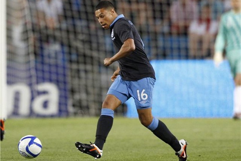 Pemain timnas Inggris, Alex Oxlade-Chamberlain, menggiring bola saat laga uji coba lawan Norwegia di Stadion Ullevaal, Oslo, pada 26 Mei. 