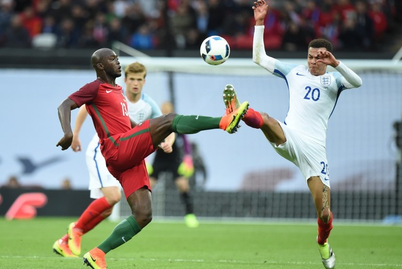 Pemain Timnas Inggris, Dele Alli (kanan), dan pemain Portugal, Danilo (kiri), terlibat perebutan bola dalam laga internasional di Stadion Wembley, London, pada 2 Juni. 