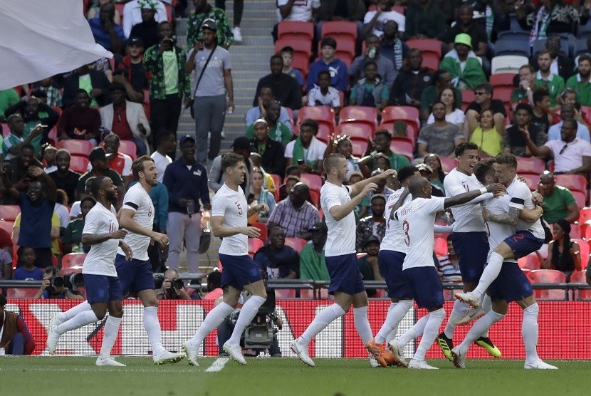 Pemain timnas Inggris Gary Cahill (dua dari kanan) melakukan selebrasi usai mencetak gol ke gawang Nigeria dalam laga persahabatan yang berlangsung di Wembley Stadium, Sabtu (2/6) waktu setempat 
