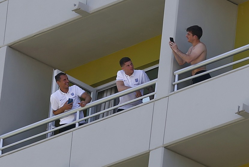 Pemain Timnas Inggris, Leighton Baines (kanan), memfoto rekan setimnya, Phil Jagielka (kiri) dan Ross Barkley, di hotel tempat markas mereka di Rio de Janeiro, Brasil, Ahad (8/6). 