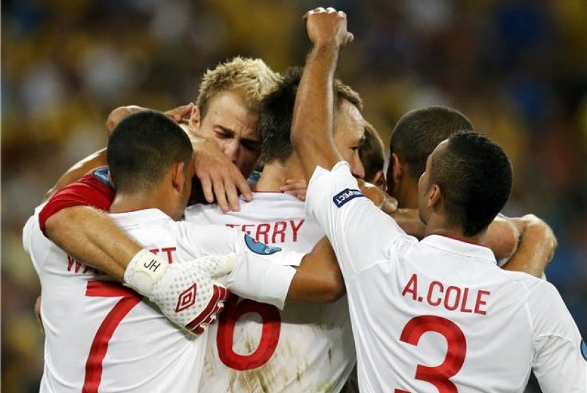  Pemain timnas Inggris merayakan kemenangan mereka usai mengalahkan Ukraina di laga terakhir Grup D Piala Eropa 2012. 