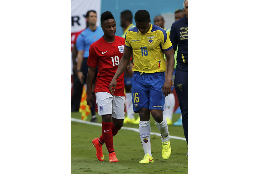 Pemain Timnas Inggris, Raheem Sterling (kiri) dan winger Ekuador, Luis Antonio Valencia, berjalan meninggalkan lapangan usai dikartu-merah dalam pertandingan uji coba di Miami, Amerika Serikat, Rabu (4/6). 