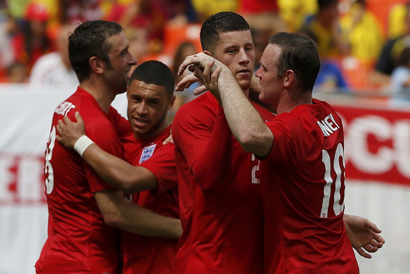 Pemain Timnas Inggris, Rickie Lambert (kiri), merayakan golnya bersama rekan setimnya (kanan-kiri) Wayne Rooney, Ross Barkley, dan Alex Oxlade Chamberlain saat menghadapi Ekuador di Miami pada Rabu (4/6). 