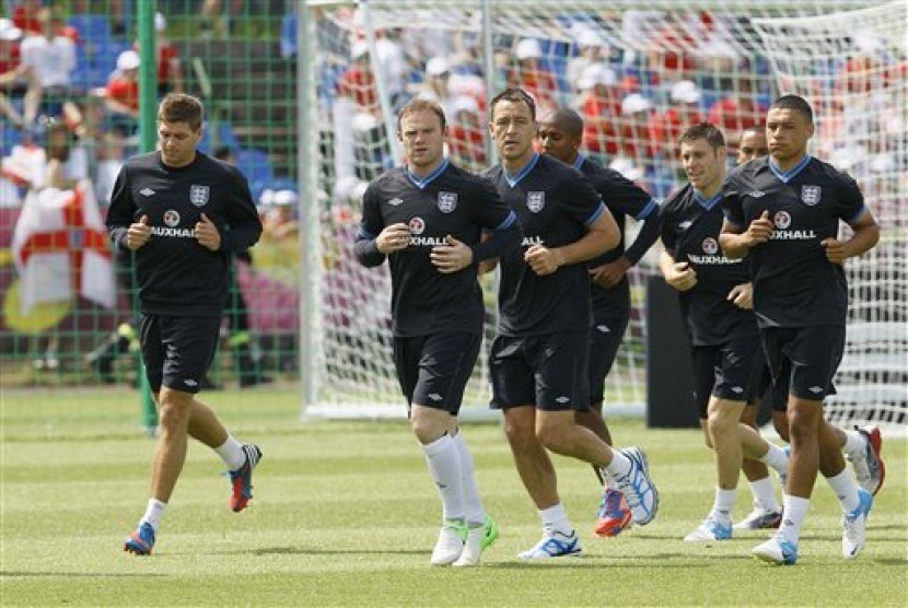 Pemain timnas Inggris saat latihan di Stadion Krakow, Polandia, Jumat (8/6).