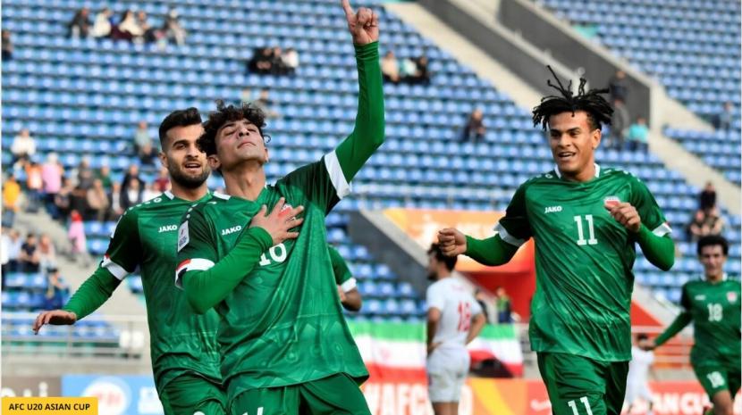 Pemain Timnas Irak U-20, Ali Jasim Elaibi (dua kiri), melakukan selebrasi usai menjebol gawang Iran di babak perempat final Piala Asia U-20 2023 di Stadion JAR, Tashkent, Uzbekistan, pada Sabtu (11/3/2023).