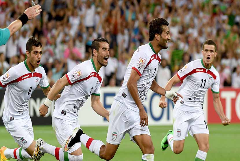 Pemain Timnas Iran melakukan selebrasi usai menjebol gawang Bahrain dalam laga Grup C Piala Asia 2015 di Stadion Rectangular, Melbourne, Ahad (11/1). 