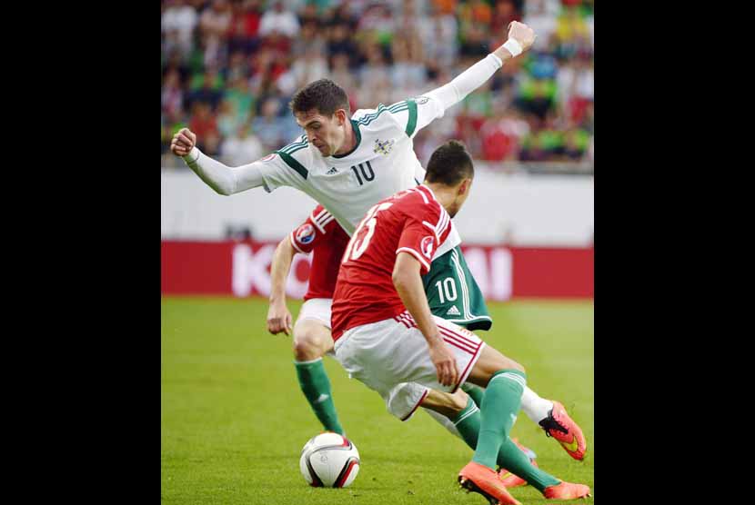 Pemain Timnas Irlandia Utara, Kyle Lafferty (tengah), berebut bola dengan pemain Hungaria di laga pembuka Grup F Piala Eropa 2016 di Budapest, Hungaria, Ahad (7/9). 