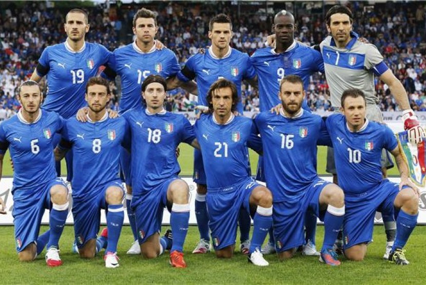 Pemain timnas Italia berpose jelang laga uji coba lawan Rusia di Zurich pada 1 Juni 2012. 