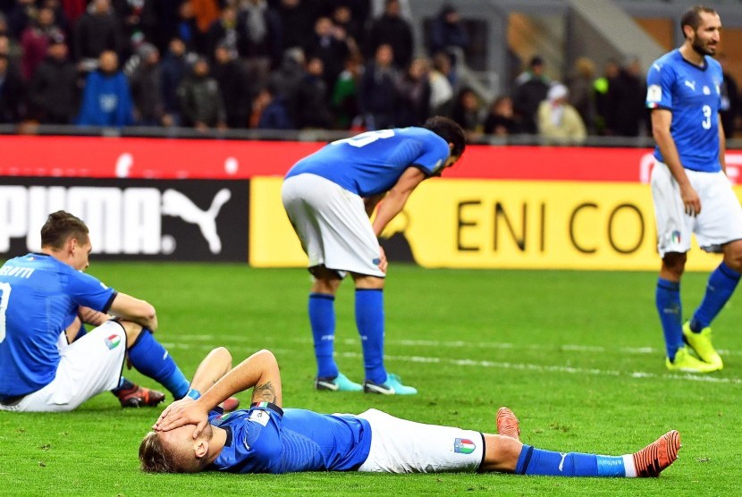 Pemain Timnas Italia 'bertumbangan' usai gagal lolos ke putaran final Piala Dunia 2018 setelah ditahan imbang Swedia 0-0 di leg kedua babak playoff Zona Eropa di Stadion Giuseppe Meazza, Milan, Italia, Senin (13/11). 