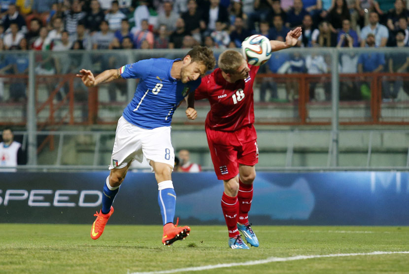 Pemain Timnas Italia, Claudio Marchisio (kiri), melepaskan sundulan menjebol gawang Luxemburg dalam laga uji coba di Stadion Renato Curi, Perugia, Rabu (4/6). 