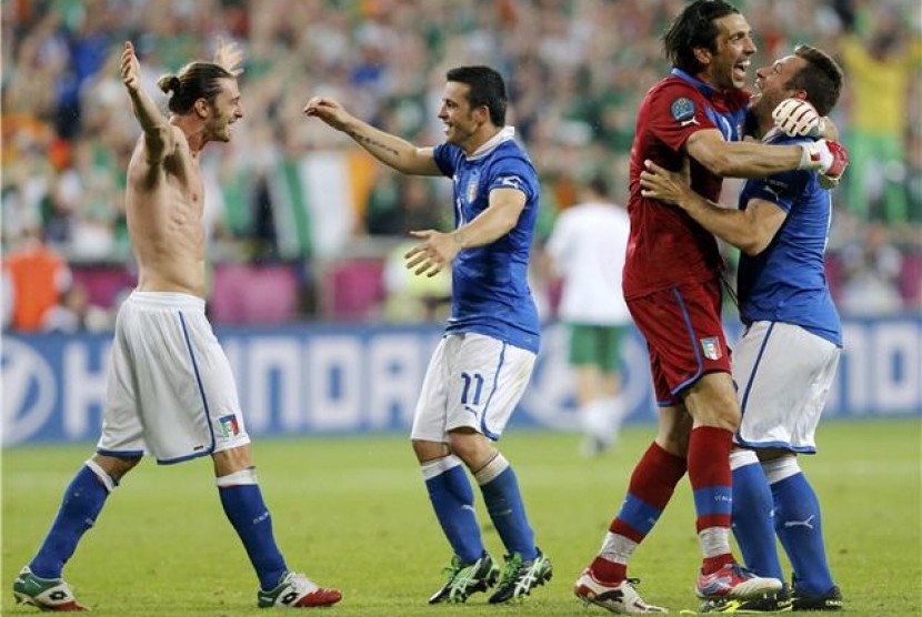  Pemain timnas Italia meluapkan kegembiraannya usai memastikan diri lolos ke perempat final Piala Eropa 2012 dengan mengalahkan Irlandia di laga terakhir grup. 