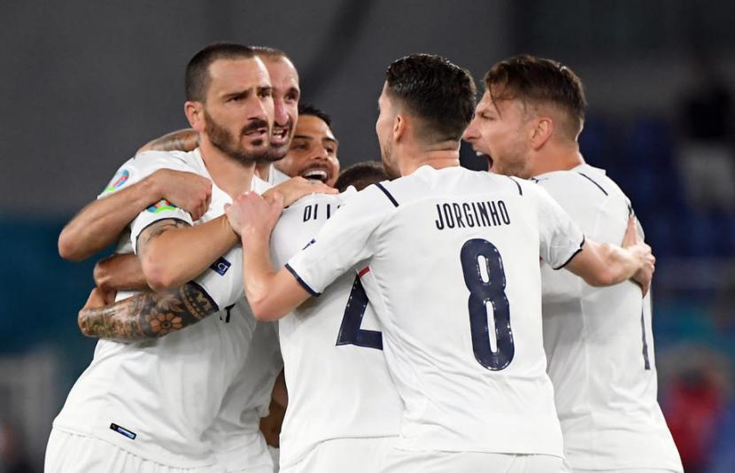 Pemain Timnas Italia merayakan gol pembuka ke gawang Turki dalam laga Grup A Euro 2020 di Stadion Olimpico, Roma, Jumat (11/6).