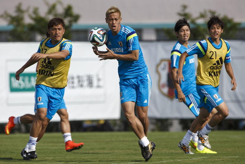 Pemain timnas Jepang, Keisuke Honda (dua kiri), menangkap bola saat sesi latihan di Clearwater, Florida, Sabtu (31/5) untuk persiapan Piala Dunia 2014 Brasil. 