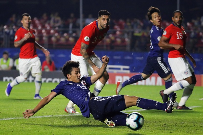 Pemain timnas Jepang Takefusa Kubo (tengah) saat berduel dengan para pemain timnas Cile di Copa America 2019.