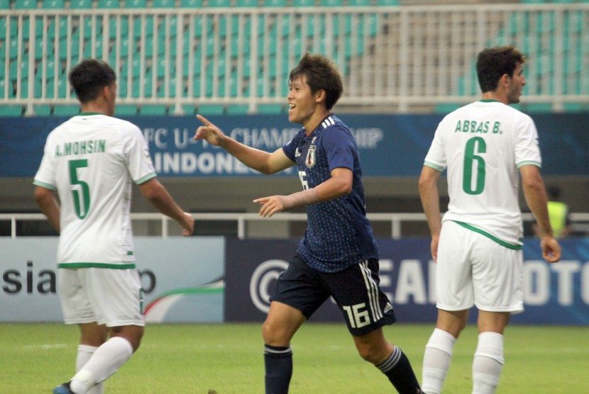 Pemain Timnas Jepang Yuta Taki (tengah) melakukan selebrasi setelah mencetak gol ke gawang Iraq dalam laga Grup B Piala Asia U-19 di Stadion Pakansari, Bogor, Jawa Barat, Kamis (25/10/2018). Pada babak pertama Jepang unggul dengan skor 3-0. 