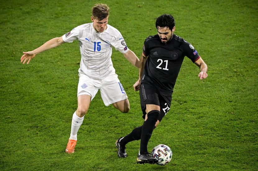 Pemain timnas Jerman Ilkay Guendogan (kanan) saat menghadapi Islandia pada kualifikasi Piala Dunia 2022.