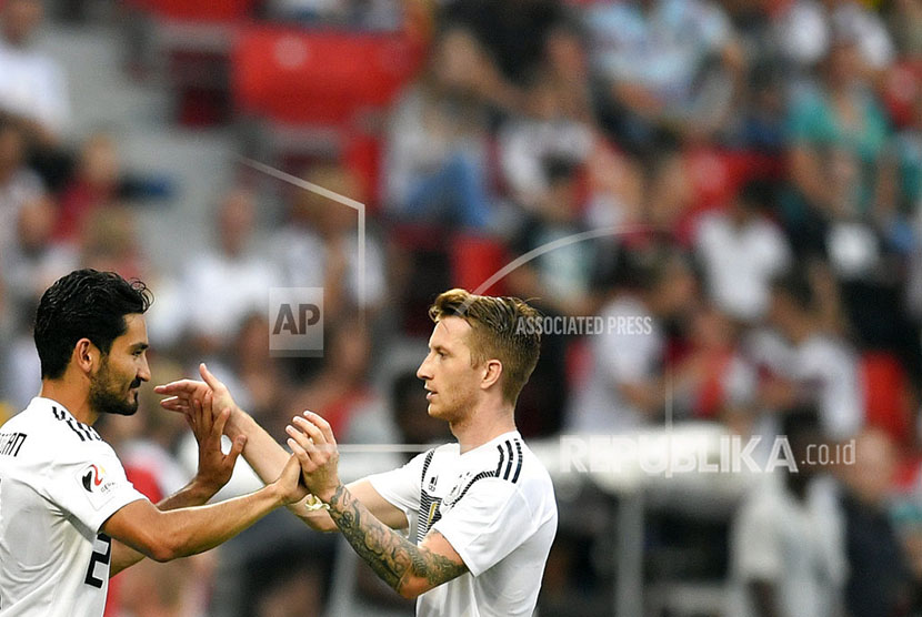 Pemain timnas Jerman Marco Reus dan  Ilkay Gundogan dalam pertandingan persahabatan di Bay Arena Leverkusen Jerman.
