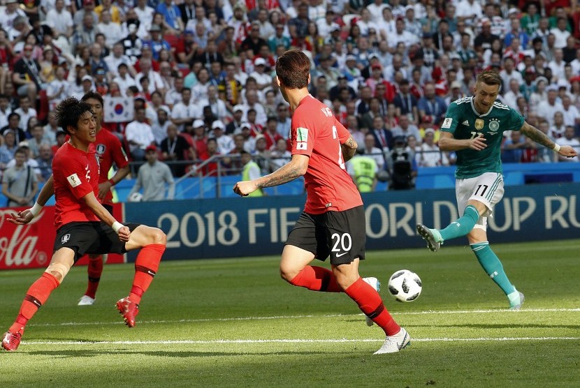 Pemain Timnas Jerman, Marco Reus (kanan), melepaskan tembakan saat menghadapi Korea Selatan di laga terakhir Grup F di Kazan Arena, Kazan, Rusia, Rabu (27/6). 