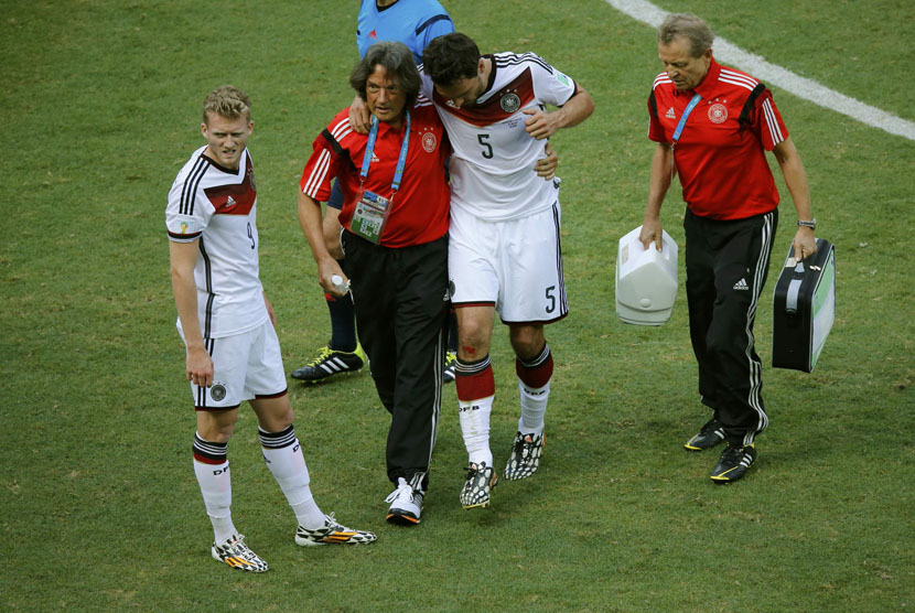 Pemain Timnas Jerman, Mats Hummels, ditarik keluar akibat mengalami cedera saat menghadapi Portugal di laga Grup G Piala Dunia 2014 di Arena Fonte Nova, Salvador, pada 16 Juni. 