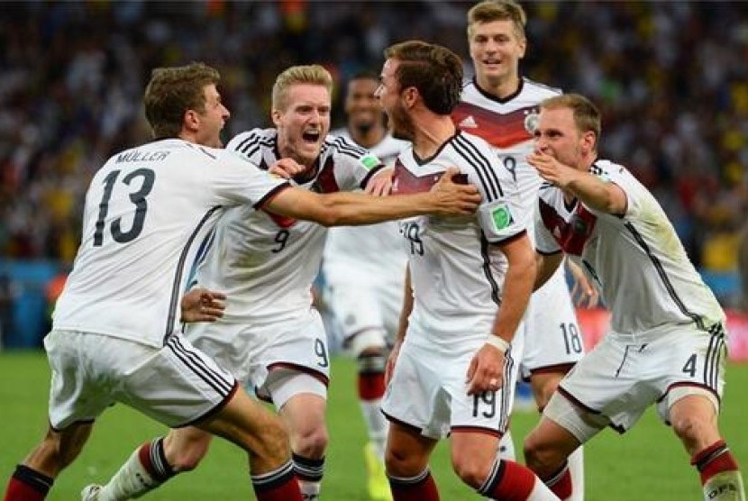 Pemain timnas Jerman melakukan selebrasi usai Mario Goetze mencetak gol ke gawang Argentina.