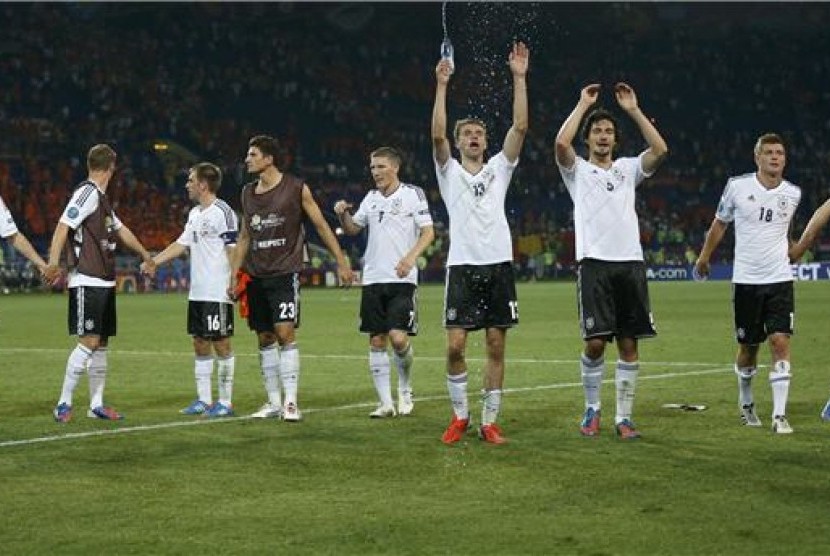  Pemain timnas Jerman melakukan selebrasi usai mengalahkan Belanda di laga Grup B Piala Eropa 2012 di Kharkiv, Ukraina, pada Rabu (14/6). 