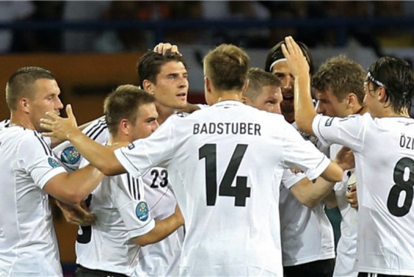  Pemain timnas Jerman merayakan gol Mario Gomez (tiga kiri) saat menghadapi Belanda di laga kedua Grup B Piala Eropa 2012 di Kharkiv, Ukraina, pada Rabu (13/6). 