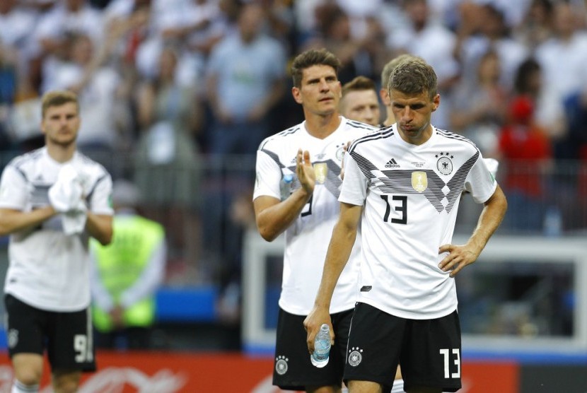 Pemain timnas Jerman saat dikalahkan Meksiko pada Piala Dunia 1982.