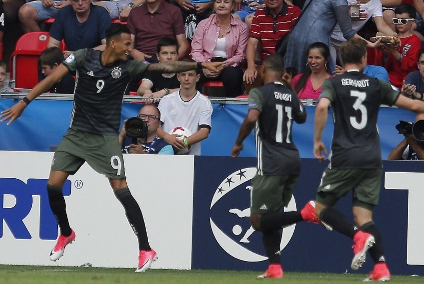 Pemain timnas Jerman U-21 merayakan gol Davie Selke (kiri) pada laga Piala Eropa U-21 lawan Inggris di Tychy, Poland, Rabu (28/6) dini hari WIB.