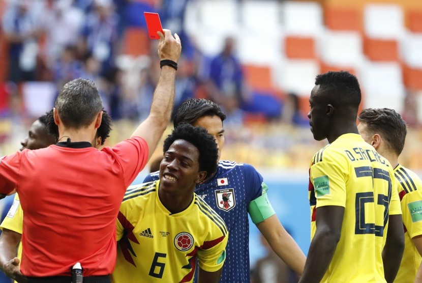 Pemain Timnas Kolombia, Carlos Sanchez (tengah), mendapat kartu merah dalam laga lawan Jepang di Saransk, Rusia, 19 June 2018. 