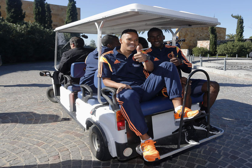 Pemain Timnas Kolombia, Jackson Martinez (kanan) dan Carlos Bacca, naik mobil golf di hotel markas tim di Buenos Aires, Argentina, Kamis (5/6). 