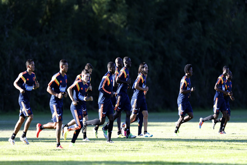 Pemain Timnas Kolombia melakukan pemanasan saat menggelar sesi latihan di Buenos Aires, Argentina, 28 Mei. 